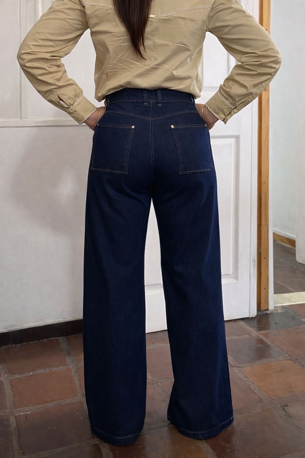 Pantalón ALTIVA JEANS — vista posterior, denim oscuro